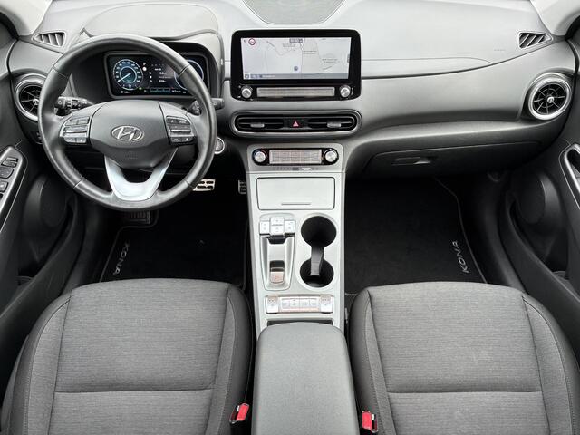 Hyundai Kona EV Comfort Smart 39 kWh automaat / SOH 100% / Fabrieksgarantie t/m 2-2027 / 8 jaar Batterijgarantie / Volledig onderhouden / Stoel-/Stuurverwarming / Achteruitrijcamera / Navigatie / Apple Carplay/Android Auto /