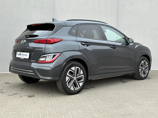 Hyundai Kona EV Comfort Smart 39 kWh automaat / SOH 100% / Fabrieksgarantie t/m 2-2027 / 8 jaar Batterijgarantie / Volledig onderhouden / Stoel-/Stuurverwarming / Achteruitrijcamera / Navigatie / Apple Carplay/Android Auto /
