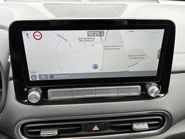 Hyundai Kona EV Comfort Smart 39 kWh automaat / SOH 100% / Fabrieksgarantie t/m 2-2027 / 8 jaar Batterijgarantie / Volledig onderhouden / Stoel-/Stuurverwarming / Achteruitrijcamera / Navigatie / Apple Carplay/Android Auto /