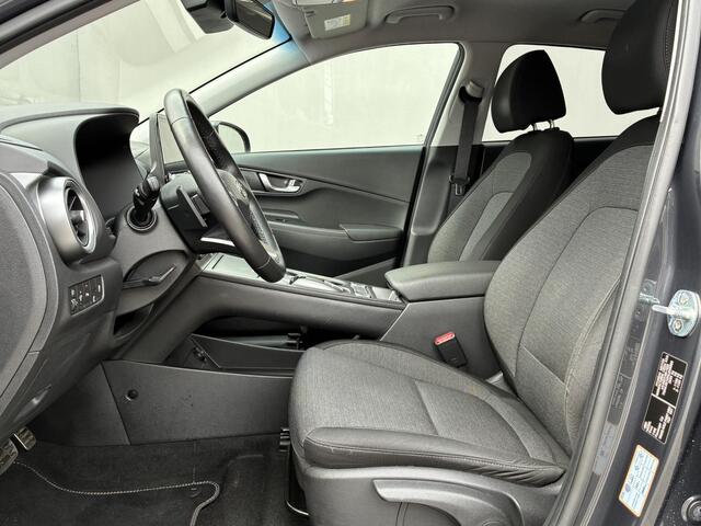 Hyundai Kona EV Comfort Smart 39 kWh automaat / SOH 100% / Fabrieksgarantie t/m 2-2027 / 8 jaar Batterijgarantie / Volledig onderhouden / Stoel-/Stuurverwarming / Achteruitrijcamera / Navigatie / Apple Carplay/Android Auto /