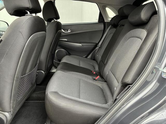Hyundai Kona EV Comfort Smart 39 kWh automaat / SOH 100% / Fabrieksgarantie t/m 2-2027 / 8 jaar Batterijgarantie / Volledig onderhouden / Stoel-/Stuurverwarming / Achteruitrijcamera / Navigatie / Apple Carplay/Android Auto /