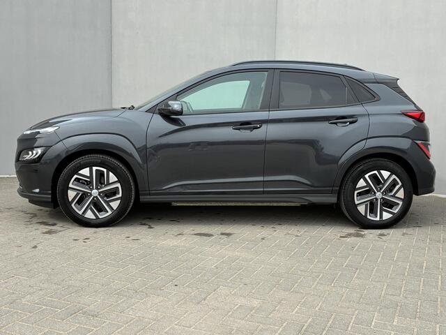 Hyundai Kona EV Comfort Smart 39 kWh automaat / SOH 100% / Fabrieksgarantie t/m 2-2027 / 8 jaar Batterijgarantie / Volledig onderhouden / Stoel-/Stuurverwarming / Achteruitrijcamera / Navigatie / Apple Carplay/Android Auto /