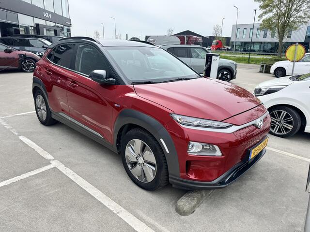 Hyundai Kona EV Premium 64 kWh Trekhaak | Leder | Stoel&Stuurverw + Koeling | Navi | Camera