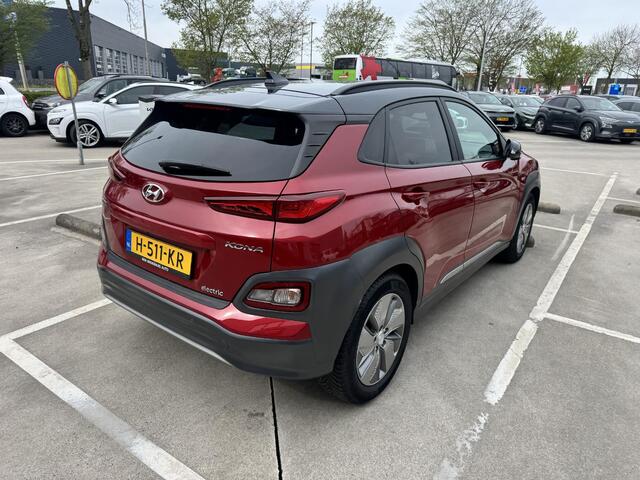 Hyundai Kona EV Premium 64 kWh Trekhaak | Leder | Stoel&Stuurverw + Koeling | Navi | Camera