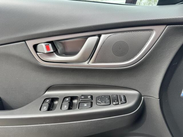 Hyundai Kona EV Premium 64 kWh Trekhaak | Leder | Stoel&Stuurverw + Koeling | Navi | Camera