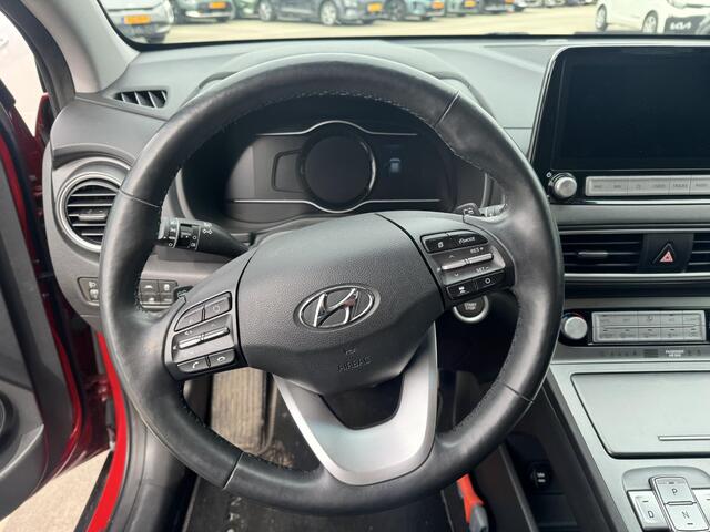 Hyundai Kona EV Premium 64 kWh Trekhaak | Leder | Stoel&Stuurverw + Koeling | Navi | Camera