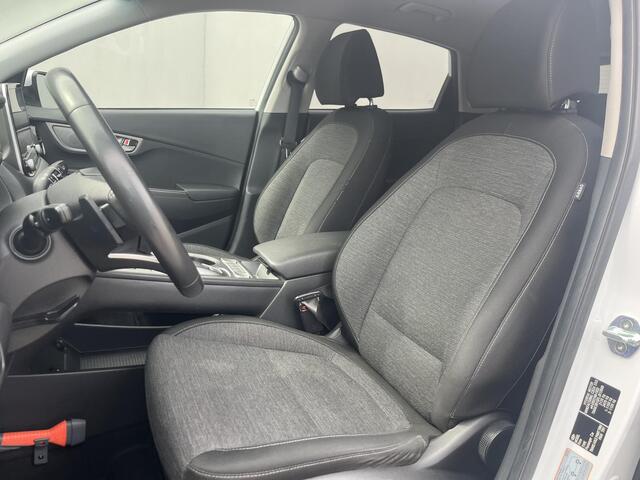 Hyundai Kona EV Fashion 64 kWh / Origineel NL auto / Cruise Control Adaptief / Lane Assist / Dode Hoek Detectie / Keyless Entry & Start / Apple Carplay & Android Auto / Navigatie / Lichtmetalen Velgen 17" / Head-Up Display /