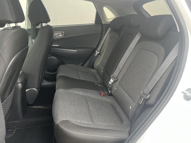Hyundai Kona EV Fashion 64 kWh / Origineel NL auto / Cruise Control Adaptief / Lane Assist / Dode Hoek Detectie / Keyless Entry & Start / Apple Carplay & Android Auto / Navigatie / Lichtmetalen Velgen 17" / Head-Up Display /
