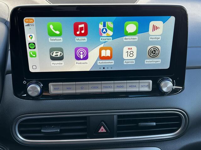 Hyundai Kona EV Fashion 64 kWh / Origineel NL auto / Cruise Control Adaptief / Lane Assist / Dode Hoek Detectie / Keyless Entry & Start / Apple Carplay & Android Auto / Navigatie / Lichtmetalen Velgen 17" / Head-Up Display /