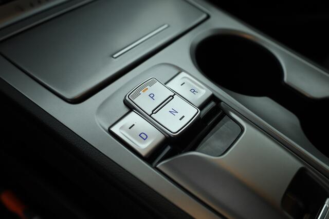 Hyundai Kona EV Premium 64 kWh | SOH 96,3% | Stoelverw./vent. | Afn. Trekhaak | Krell Audio | Camera | HUD | Adapt. Cruise