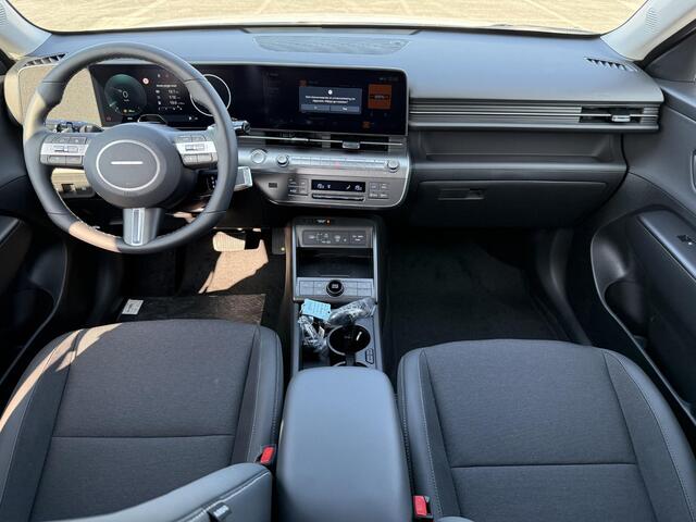 Hyundai Kona 1.6 GDI HEV Comfort Plus / ¤3500,- voordeel / Elektrische Achterklep / Stoel Verwarming V+A / Stuur Verwarming / Keyless / Adaptive Cruise / Navigatie / Apple Carplay & Android Auto /