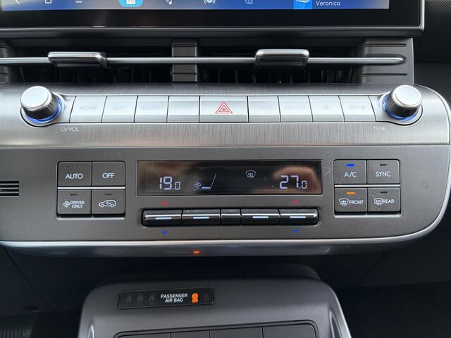 Hyundai Kona Electric Long Range Pure Edition 64.8 kWh / Navigatie / Apple & Android carplay / Airco / Achteruitrijcamera / Parkeersensoren Voor & Achter /