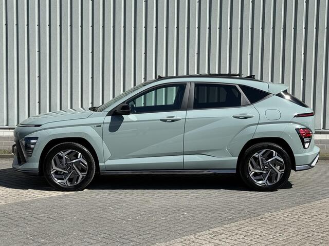 Hyundai Kona 1.6 GDI HEV N Line Sky / ¤3500,- Voordeel / Stoel verwarming/verkoeling / Schuif/Kantel dak / Parkeerassistent / 360 Camera / Dashcam / Elektrische achterklep / Bose Audio /