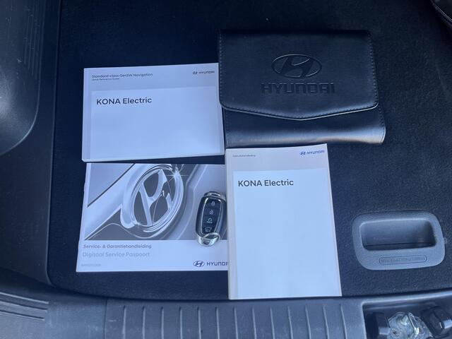 Hyundai Kona EV Fashion 64 kWh / 100% SOH/ NL auto / Cruise Control Adaptief / Lane Assist / Dode Hoek Detectie / Keyless Entry & Start / Apple Carplay & Android Auto / Navigatie / Lichtmetalen Velgen 17" / Head-Up Display /