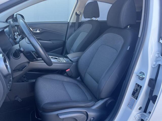 Hyundai Kona EV Fashion 64 kWh / 100% SOH/ NL auto / Cruise Control Adaptief / Lane Assist / Dode Hoek Detectie / Keyless Entry & Start / Apple Carplay & Android Auto / Navigatie / Lichtmetalen Velgen 17" / Head-Up Display /