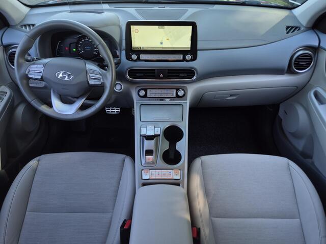 Hyundai Kona EV Premium 64 kWh / SOH 100% / Dealer onderhouden / Head Up Display / CCS snelladen / Stuur- & Stoelverwarming / Warmtepomp / Achteruitrijcamera / Adaptief cruise control / Keyless Entry/Start / Apple Carplay Android Auto /
