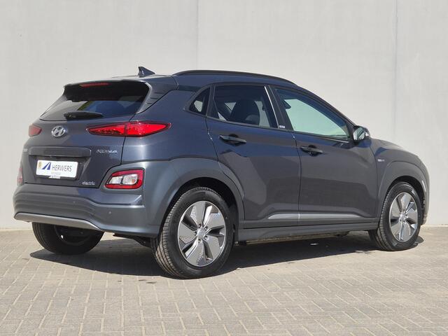 Hyundai Kona EV Premium 64 kWh / SOH 100% / Dealer onderhouden / Head Up Display / CCS snelladen / Stuur- & Stoelverwarming / Warmtepomp / Achteruitrijcamera / Adaptief cruise control / Keyless Entry/Start / Apple Carplay Android Auto /