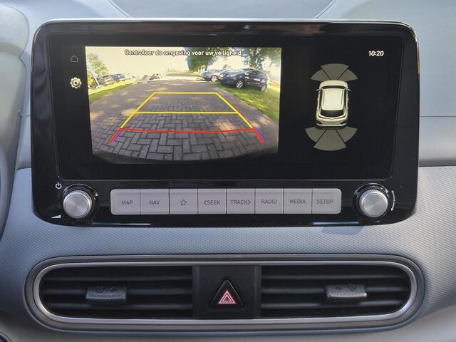 Hyundai Kona EV Premium 64 kWh / SOH 100% / Dealer onderhouden / Head Up Display / CCS snelladen / Stuur- & Stoelverwarming / Warmtepomp / Achteruitrijcamera / Adaptief cruise control / Keyless Entry/Start / Apple Carplay Android Auto /