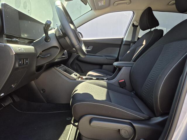 Hyundai Kona Electric Comfort Smart 65.4 kWh / SOH 100% / Fabrieksgarantie tot 04-2030 / Stuur- & Stoelverwarming / CCS snelladen / Achteruitrijcamera / Head Up Display / Adaptief cruise control / Keyless Entry/Start / Apple Carplay Android Auto /
