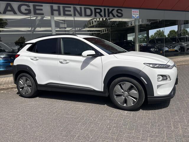 Hyundai Kona EV Premium 64 kWh | SOH: 97,6% | 3 Fase | Full Options | NAP | Leder | Stoelkoeling & Verwarming | LED | Blind-spot | Lage Km-stand! |