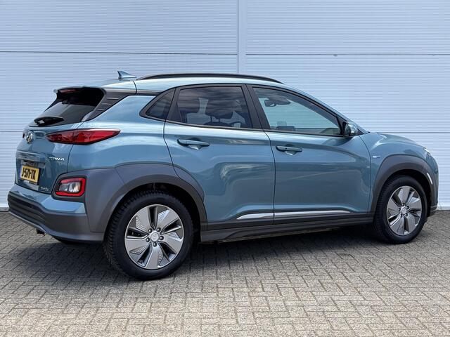 Hyundai Kona EV Premium 64 kWh / Lichtmetalen velgen 17" / Cruise control adaptief met Stop&Go en stuurhulp / Airco (automatisch) /