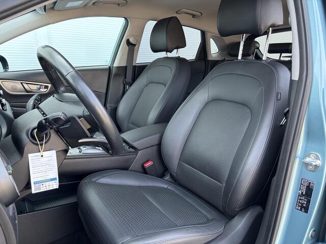Hyundai Kona EV Premium 64 kWh / Lichtmetalen velgen 17" / Cruise control adaptief met Stop&Go en stuurhulp / Airco (automatisch) /