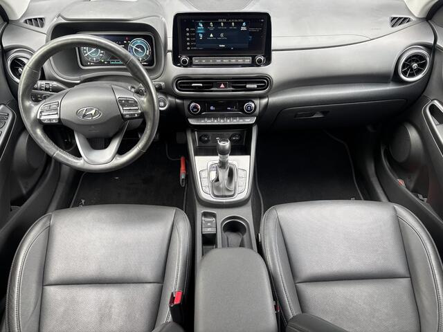 Hyundai Kona 1.6 GDI HEV Premium / Navigatie / Apple Carplay & Android Auto / Lederen Bekleding / Stuur & Stoelverwarming / Stoelventilatie / Elektrisch Verstelbare Stoelen / LED lampen / Parkersensoren Rondom / HUD /