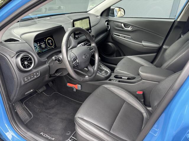 Hyundai Kona 1.6 GDI HEV Premium / Navigatie / Apple Carplay & Android Auto / Lederen Bekleding / Stuur & Stoelverwarming / Stoelventilatie / Elektrisch Verstelbare Stoelen / LED lampen / Parkersensoren Rondom / HUD /