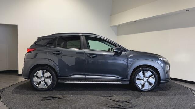 Hyundai Kona EV Premium 64 kWh | Voorstoelen verwarmd & gekoeld | Trekhaak | Warmtepomp | Soh (batterijcheck) Waarde 90,4 %