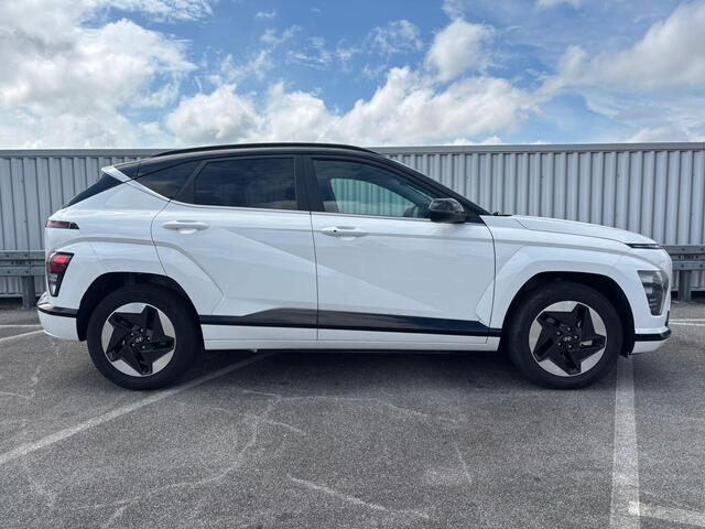Hyundai Kona Electric Comfort Smart 65.4 kWh / ¤3500,- Voordeel / Uit Voorraad Leverbaar / Elektrische Achterklep / Navigatie / Achteruitrij Camera / Adaptive Cruise / Keyless /
