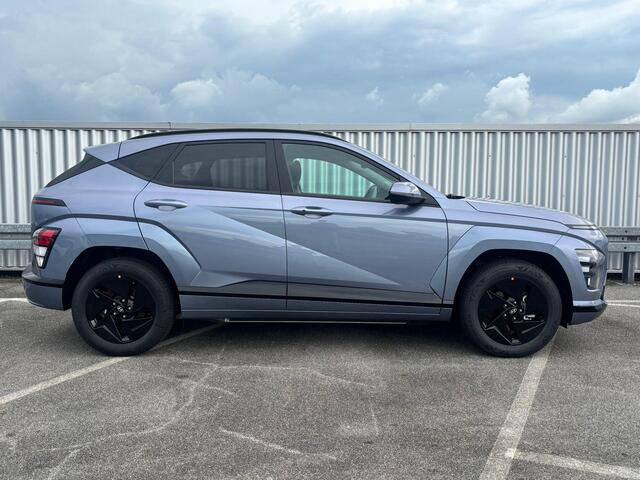Hyundai Kona Electric Pure Edition 64.8 kWh / ¤500,- Voordeel / Uit Voorraad Leverbaar / Stoel- & Stuurverwarming / Achteruitrijcamera / Parkeersensoren Voor + Achter / Dynamische Navigatie / Climate Control / Adaptive Cruise Control /