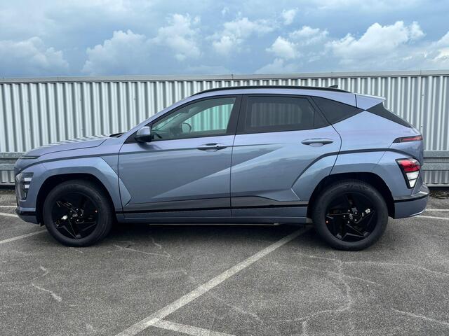 Hyundai Kona Electric Pure Edition 64.8 kWh / ¤500,- Voordeel / Uit Voorraad Leverbaar / Stoel- & Stuurverwarming / Achteruitrijcamera / Parkeersensoren Voor + Achter / Dynamische Navigatie / Climate Control / Adaptive Cruise Control /