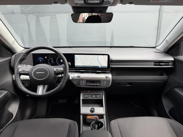Hyundai Kona Electric Pure Edition 64.8 kWh / Stuur & Stoelverwarming / Navigatie / Achteruitrijcamera / Apple CarPlay & Android Auto / Parkeersensoren V + A /