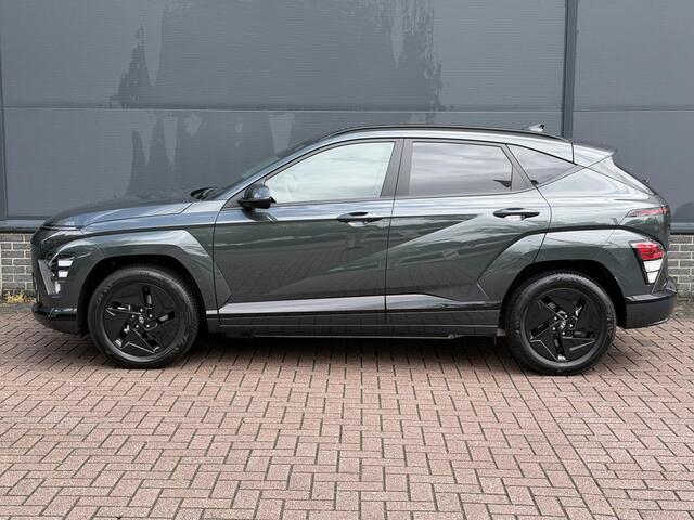 Hyundai Kona Electric Pure Edition 64.8 kWh / Stuur & Stoelverwarming / Navigatie / Achteruitrijcamera / Apple CarPlay & Android Auto / Parkeersensoren V + A /