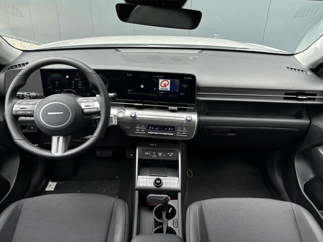 Hyundai Kona 1.6 GDI HEV Comfort Plus / ¤ 4.500,- Voordeel op de Nieuwprijs / Uit Voorraad Leverbaar / Navigatie / 18" LMV / Adaptieve Cruise Control / Parkeersensoren voor en achter / Stuurverwarming voor & achter / 5 Jaar Fabrieksgarantie /
