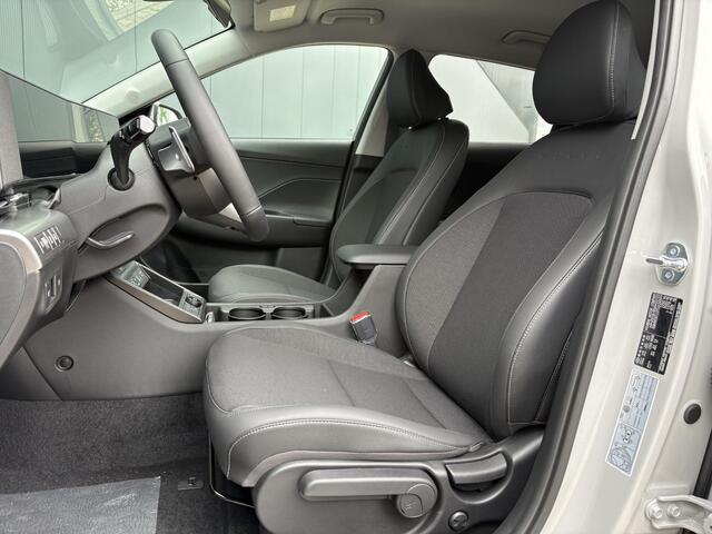 Hyundai Kona 1.6 GDI HEV Comfort Plus / ¤ 4.500,- Voordeel op de Nieuwprijs / Uit Voorraad Leverbaar / Navigatie / 18" LMV / Adaptieve Cruise Control / Parkeersensoren voor en achter / Stuurverwarming voor & achter / 5 Jaar Fabrieksgarantie /