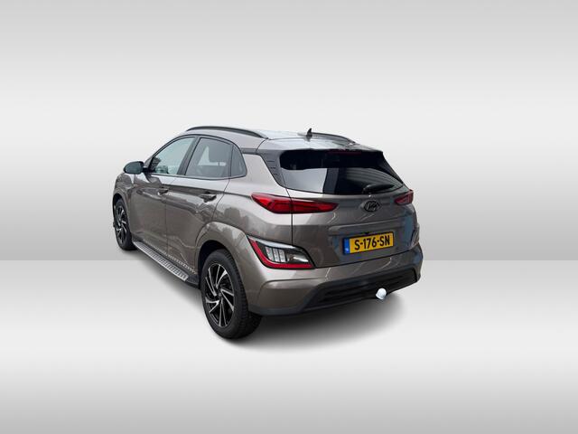 Hyundai Kona EV Premium 64 kWh / Trekhaak / Camera / Head-up / Leder / CarPlay / Keyless / 17'' / Stoelverwarming+Ventilatie / Stuurverwarming / Dodehoek / DAB / ACC