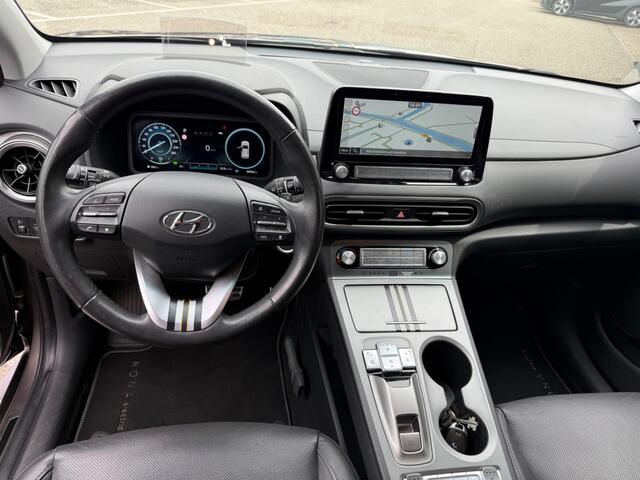 Hyundai Kona EV Premium 64 kWh / Trekhaak / Camera / Head-up / Leder / CarPlay / Keyless / 17'' / Stoelverwarming+Ventilatie / Stuurverwarming / Dodehoek / DAB / ACC