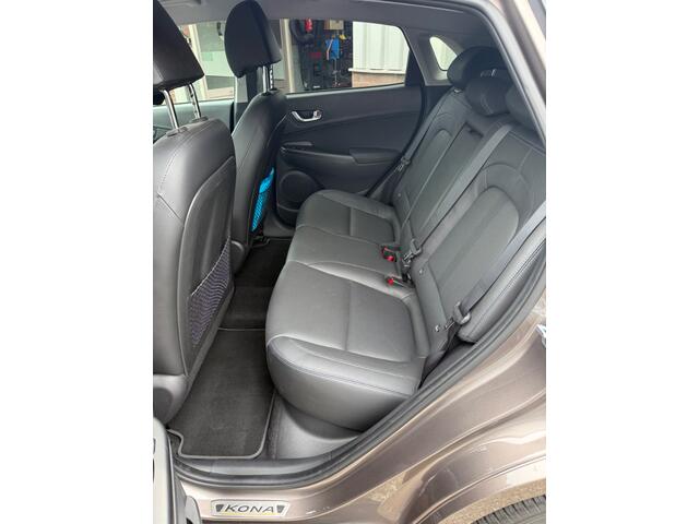 Hyundai Kona EV Premium 64 kWh / Trekhaak / Camera / Head-up / Leder / CarPlay / Keyless / 17'' / Stoelverwarming+Ventilatie / Stuurverwarming / Dodehoek / DAB / ACC