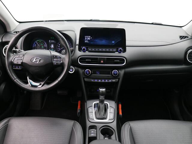 Hyundai Kona 1.6 GDI HEV Premium / Trekhaak / Lederen bekleding / HUD Display / Navigatie / Adaptieve Cruise Control / Elektrisch stoel voor / Stoel verwarming & koeling voor / NL Auto / Dealeronderhouden/