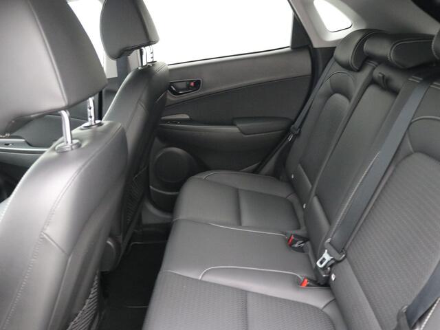 Hyundai Kona 1.6 GDI HEV Premium / Trekhaak / Lederen bekleding / HUD Display / Navigatie / Adaptieve Cruise Control / Elektrisch stoel voor / Stoel verwarming & koeling voor / NL Auto / Dealeronderhouden/