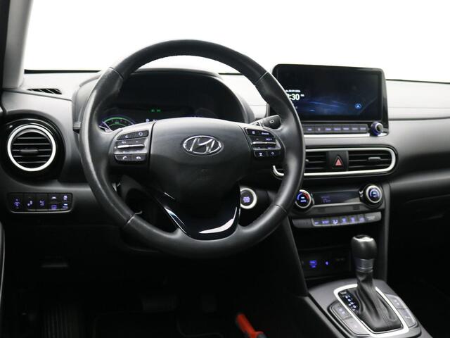 Hyundai Kona 1.6 GDI HEV Premium / Trekhaak / Lederen bekleding / HUD Display / Navigatie / Adaptieve Cruise Control / Elektrisch stoel voor / Stoel verwarming & koeling voor / NL Auto / Dealeronderhouden/