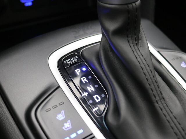 Hyundai Kona 1.6 GDI HEV Premium / Trekhaak / Lederen bekleding / HUD Display / Navigatie / Adaptieve Cruise Control / Elektrisch stoel voor / Stoel verwarming & koeling voor / NL Auto / Dealeronderhouden/