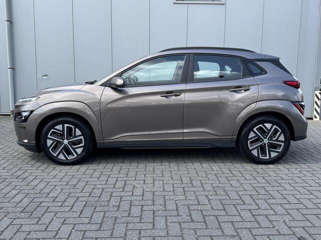 Hyundai Kona EV Comfort 64 kWh / Warmtepomp / SOH 100% / Navigatie / Krell audio / All season banden / Dealeronderhouden / Fabrieksgarantie t/m 03-27 /