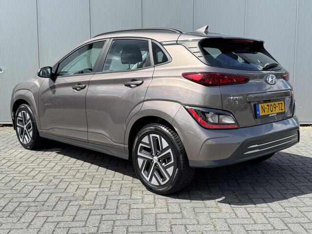 Hyundai Kona EV Comfort 64 kWh / Warmtepomp / SOH 100% / Navigatie / Krell audio / All season banden / Dealeronderhouden / Fabrieksgarantie t/m 03-27 /