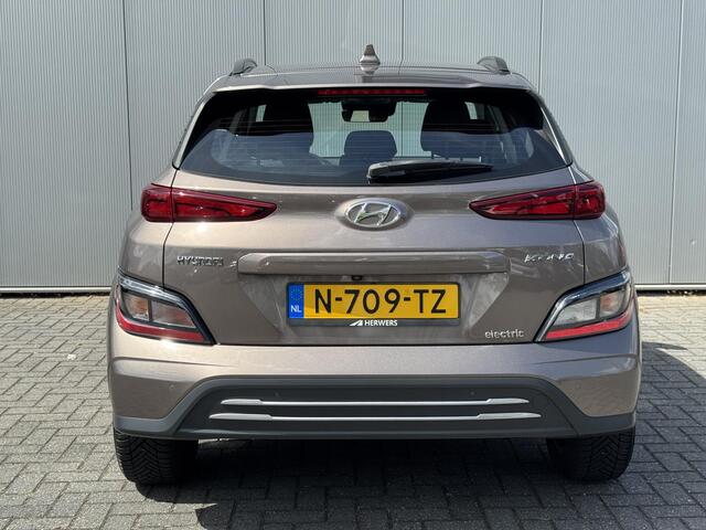 Hyundai Kona EV Comfort 64 kWh / Warmtepomp / SOH 100% / Navigatie / Krell audio / All season banden / Dealeronderhouden / Fabrieksgarantie t/m 03-27 /