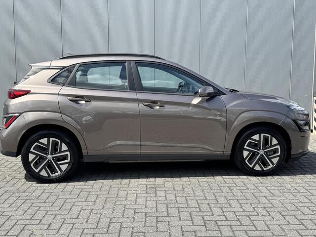 Hyundai Kona EV Comfort 64 kWh / Warmtepomp / SOH 100% / Navigatie / Krell audio / All season banden / Dealeronderhouden / Fabrieksgarantie t/m 03-27 /