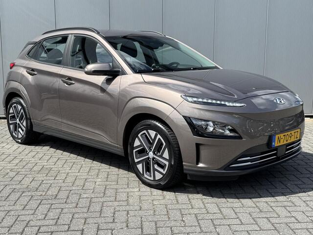 Hyundai Kona EV Comfort 64 kWh / Warmtepomp / SOH 100% / Navigatie / Krell audio / All season banden / Dealeronderhouden / Fabrieksgarantie t/m 03-27 /