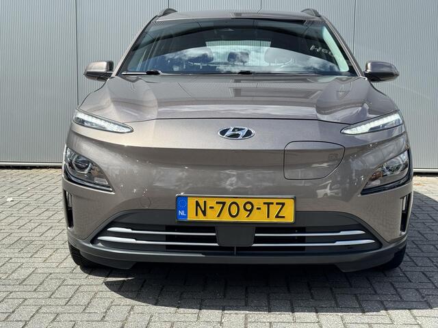 Hyundai Kona EV Comfort 64 kWh / Warmtepomp / SOH 100% / Navigatie / Krell audio / All season banden / Dealeronderhouden / Fabrieksgarantie t/m 03-27 /