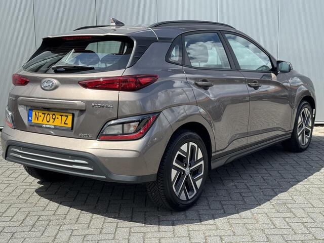 Hyundai Kona EV Comfort 64 kWh / Warmtepomp / SOH 100% / Navigatie / Krell audio / All season banden / Dealeronderhouden / Fabrieksgarantie t/m 03-27 /
